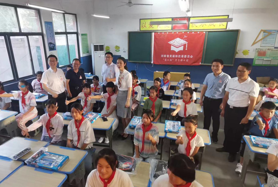 省发展改革委“蒲公英”青年博士团赴黑虎庙小学和<br>付楼小学开展“博士讲堂”助学活动