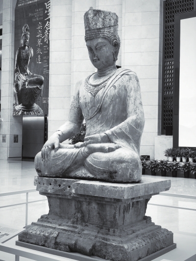 龍門石窟寶冠佛坐像亮相深博 系國內(nèi)現(xiàn)存最早的初唐密宗圓雕造像首次展出
