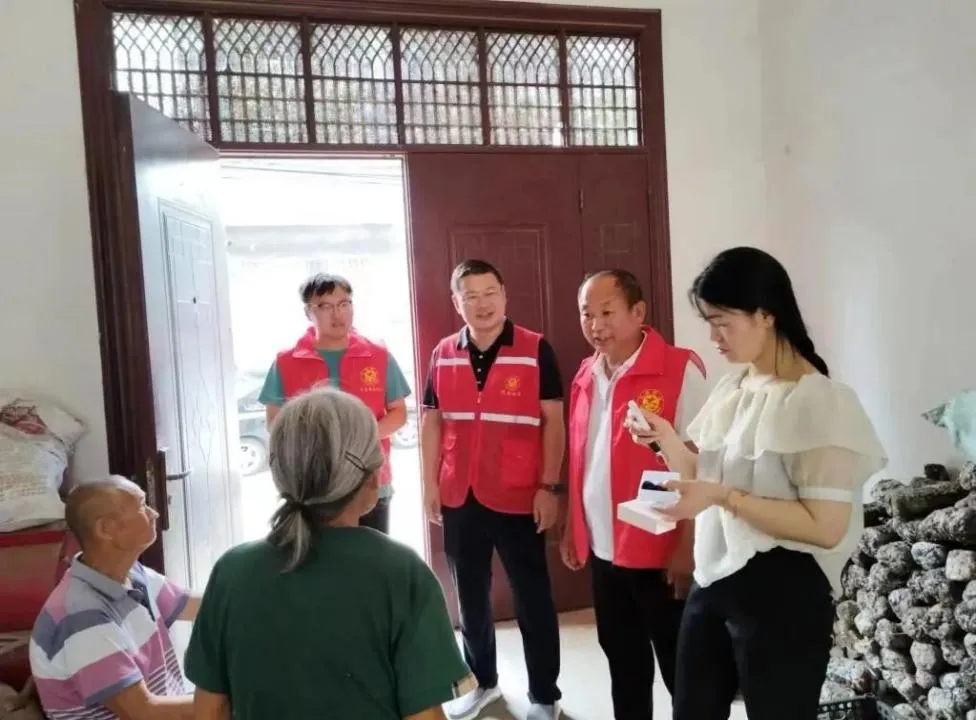 脚步量出“致富路” 汗水浇开“振兴花”