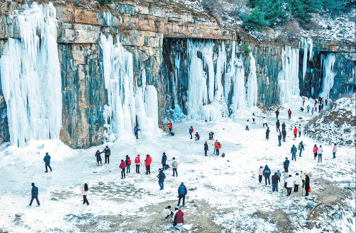 Tourists Have Icy Fun at Qianpugou Scenic Spot