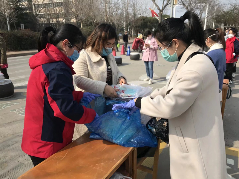 疫情期间，鹤壁市鹿鸣小学开展了教材分发活动，保障学生在家学习效果_副本.jpg