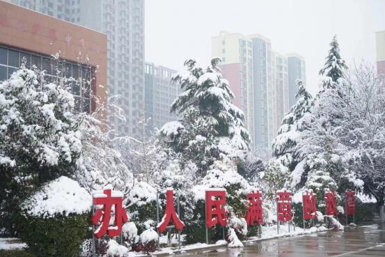 校园雪景