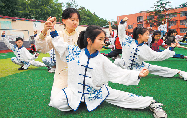 焦作市解放区焦西小学学生练习太极拳招数