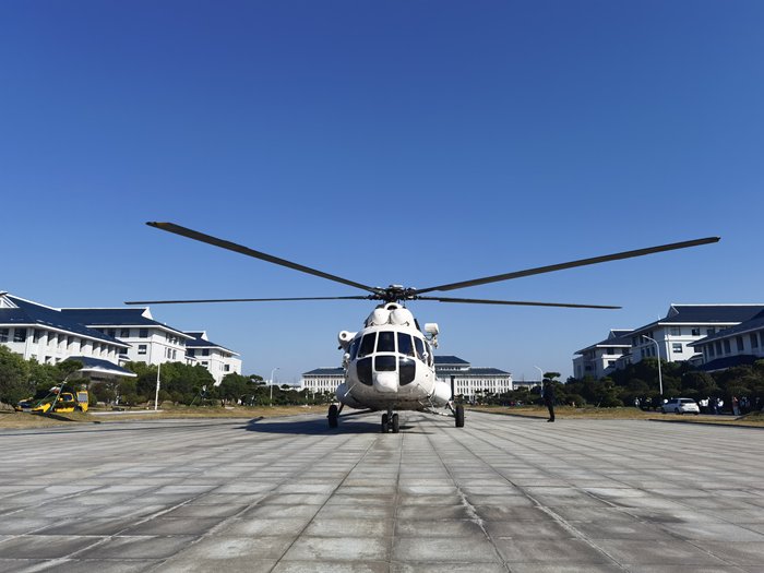 河南省应急航空救援中心直升机靠前驻防信阳地区 构筑森林安全“防火墙”