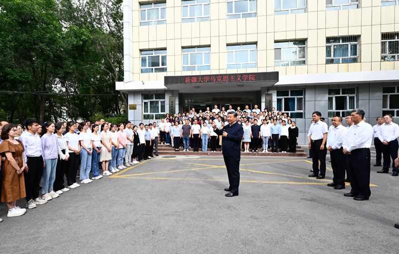 习近平在新疆考察时强调：完整准确贯彻新时代党的治疆方略 建设团结和谐繁荣富裕文明进步安居乐业生态良好的美好新疆