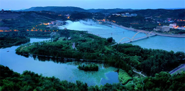 小浪底巨瀑飞泻！幻化出飞珠溅玉 细雨云烟的壮观美景