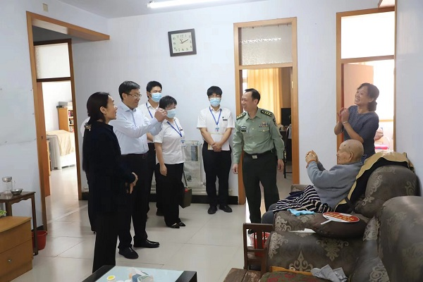 用心办实事  用情送温暖 <br>——开封市保障性住房管理中心为开封干休所离退休老同志送服务上门