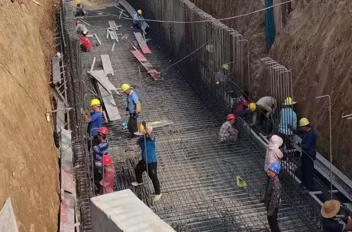 漯河城管：高温之下赶工期 全力推进防汛重点项目建设