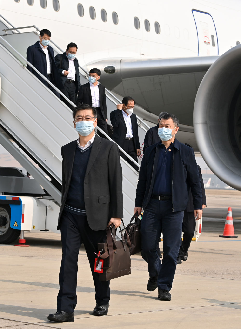 京外二十大代表团陆续抵京