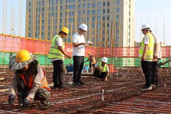 宝丰：防暑降温巧出招 建筑工地有“凉”策