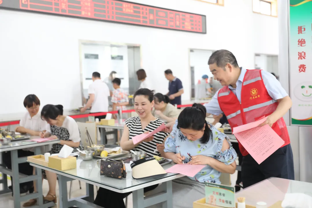 省林业局开展“厉行节约 文明用餐”承诺签名活动