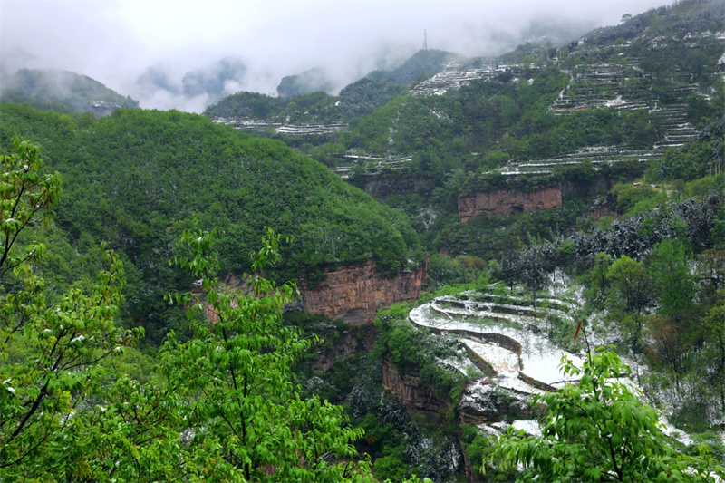 行走河南·读懂中国丨安阳林州： 春雪罩青山 美景如画卷