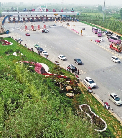 郑州郑尧高速侯寨站公路旁鲜花盛放