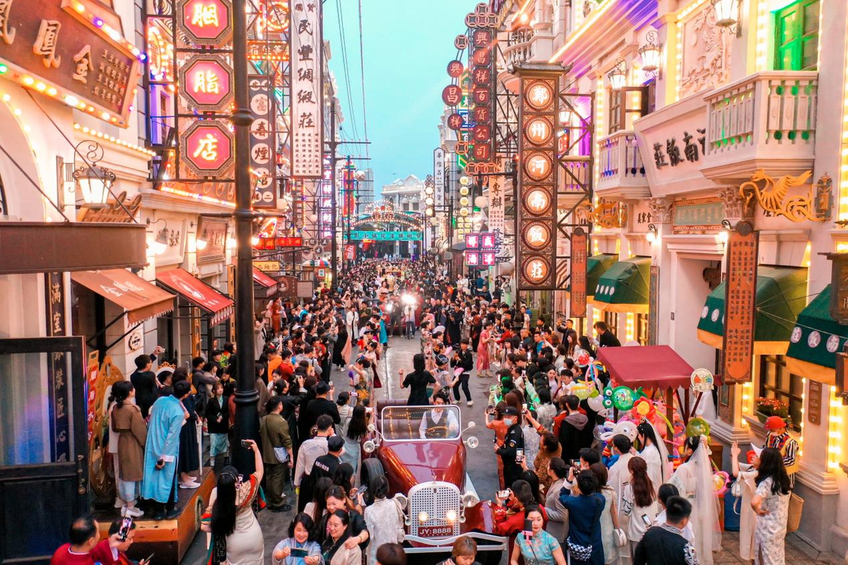 行走河南·读懂中国丨建业电影小镇旗袍节日开启春季新玩法 行走河南·读懂中国丨建业电影小镇旗袍节日开启春季新玩法