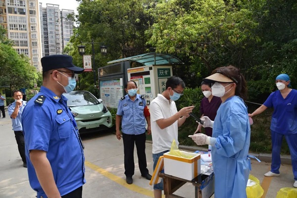 永城市城管局无惧“烤”验 “城管蓝”助力核酸检测显担当