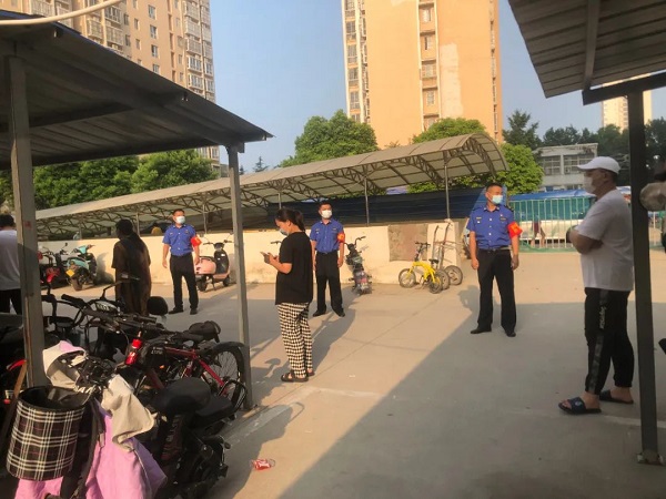 永城市城管局无惧“烤”验 “城管蓝”助力核酸检测显担当