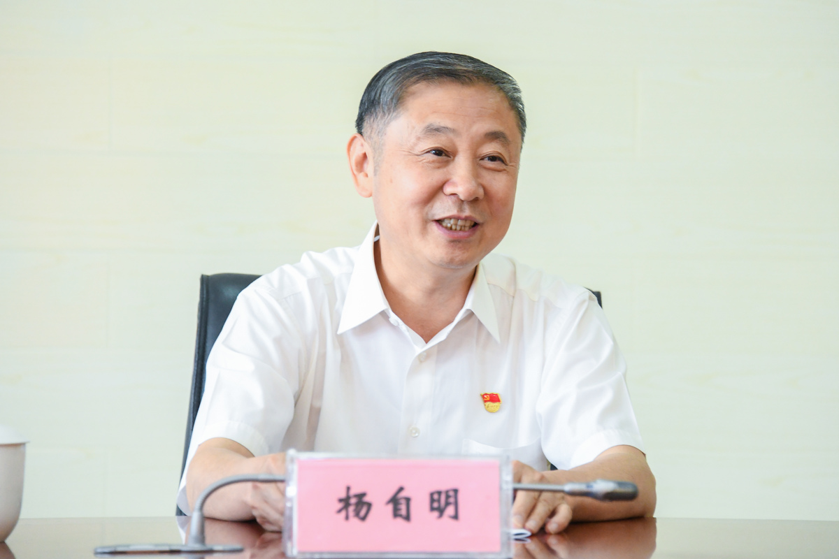 会议,省局党组成员,副局长,机关党委书记杨自明为受表彰人员颁发奖牌