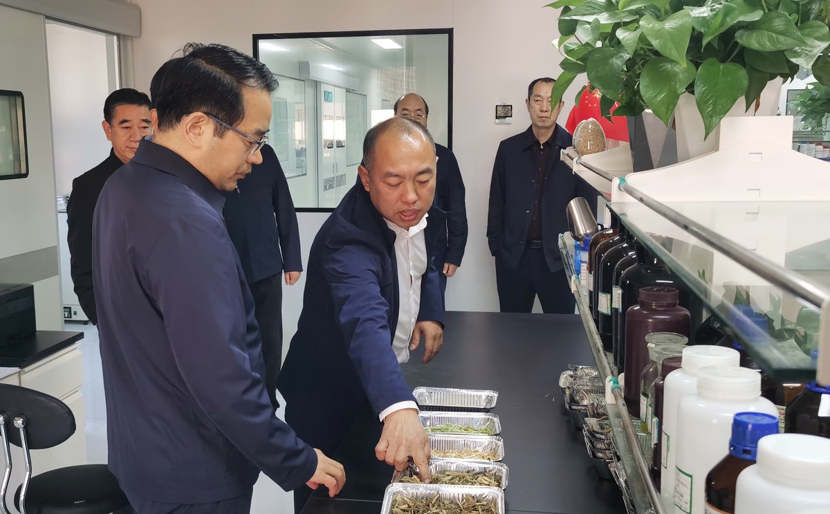 孫巍峰到省種業(yè)發(fā)展中心調(diào)研我省種業(yè)發(fā)展情況