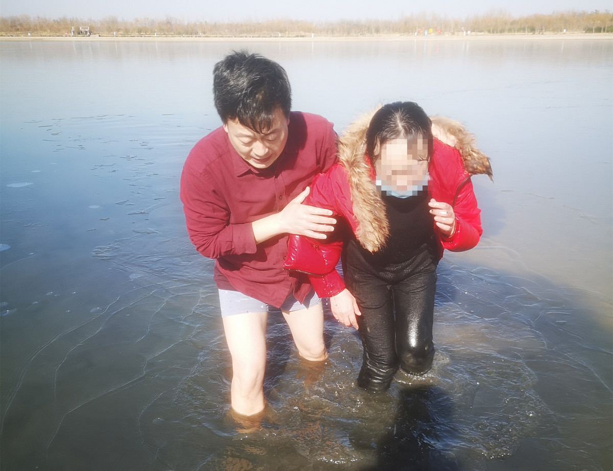 “救人要紧”！冰冷的湖水中，他们冲锋在前