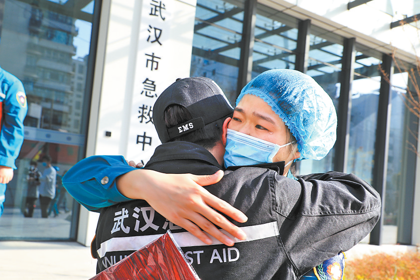 人间最美是团圆 河南省最后357名支援湖北医疗队队员抵郑 至此，1281名队员全部平安归来