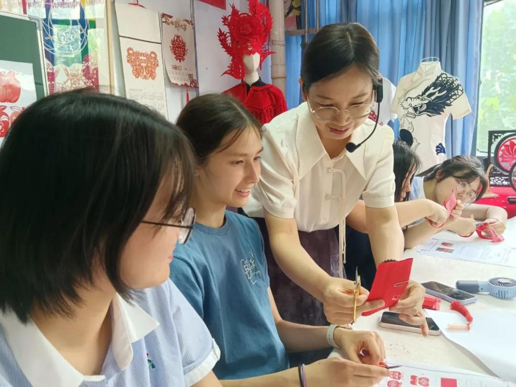 河南省实验中学“非遗”剪纸学生社团