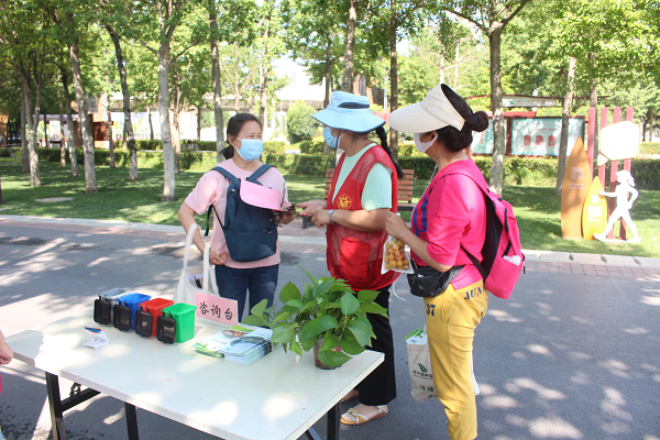践行垃圾分类  保护生活环境 <br>郑州植物园举办垃圾分类科普宣传活动