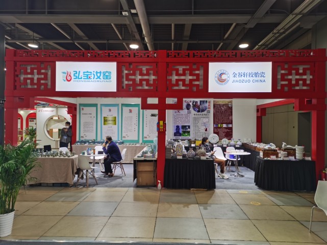 河南“非遗”宝藏打卡进博会，老字号受热捧，汝瓷“花好月圆”工艺惊艳众人