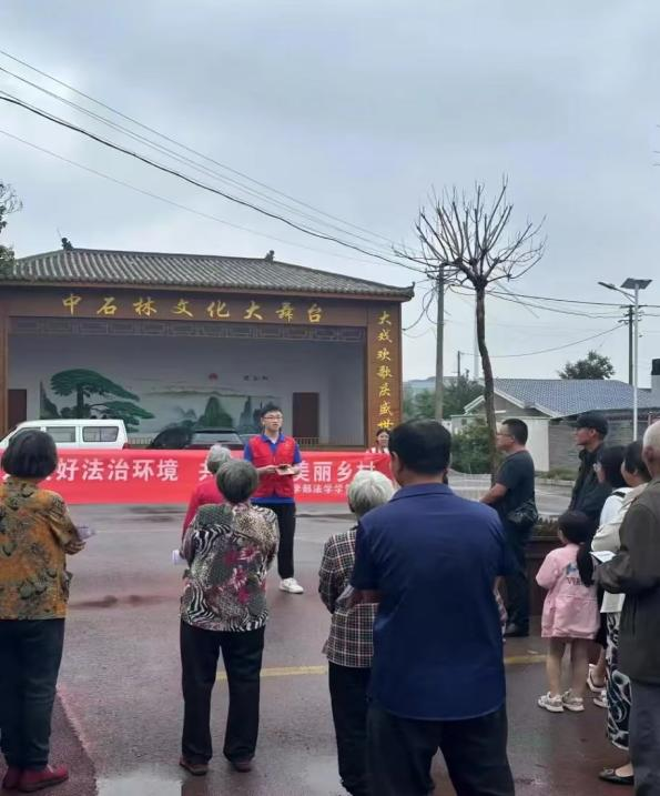 黄河科技学院商学部党委开展法治宣传社会实践活动