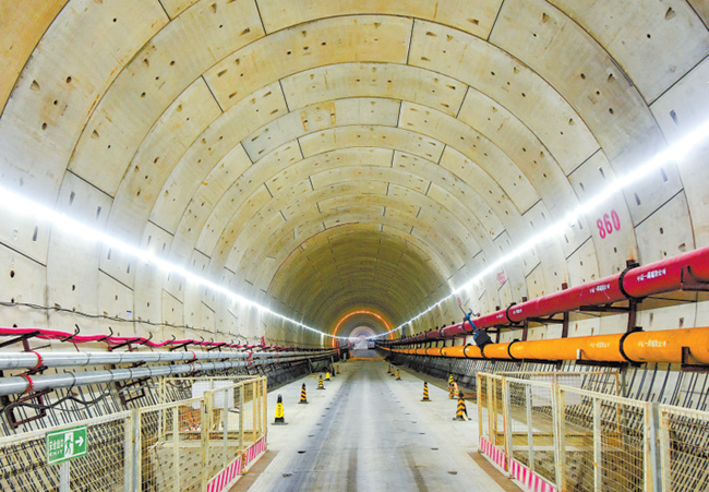 “河南造”盾构机连续穿越1000多个溶洞 “世界级难题”海底隧道成功贯通