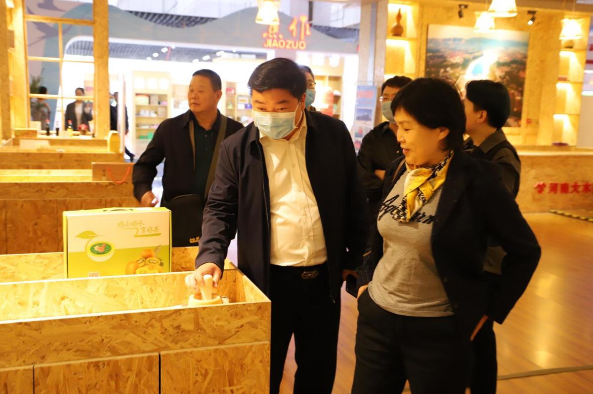 河南省医疗保障局组织党员干部集中参观体验消费扶贫生活馆