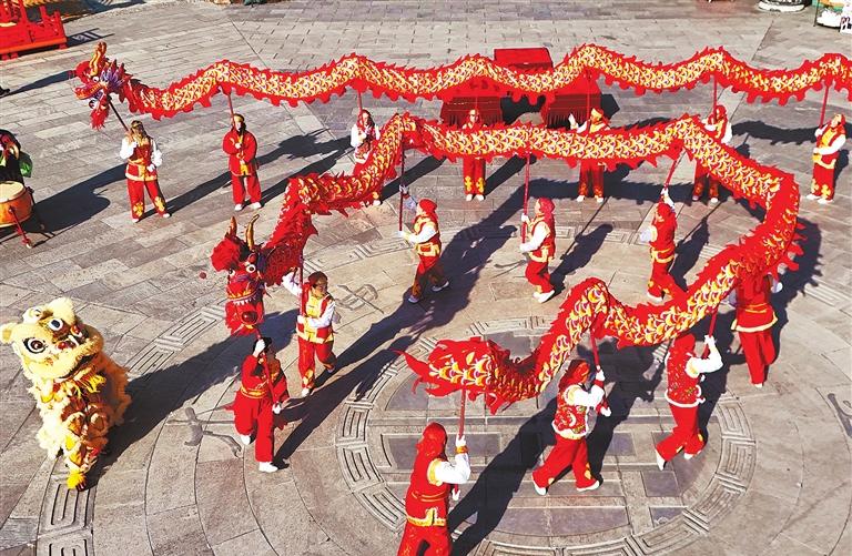 Dragon dance celebrates Spring Festival