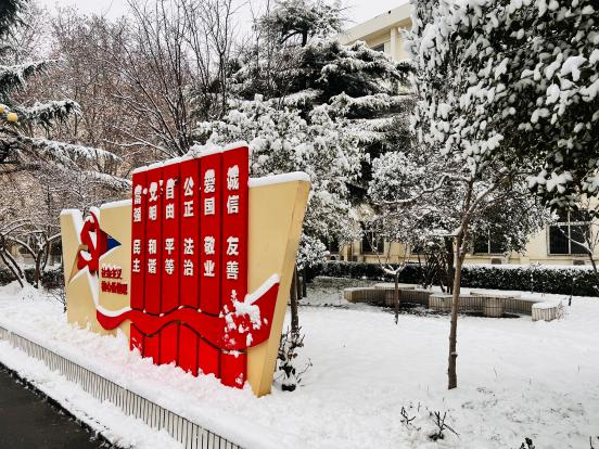 校园雪景