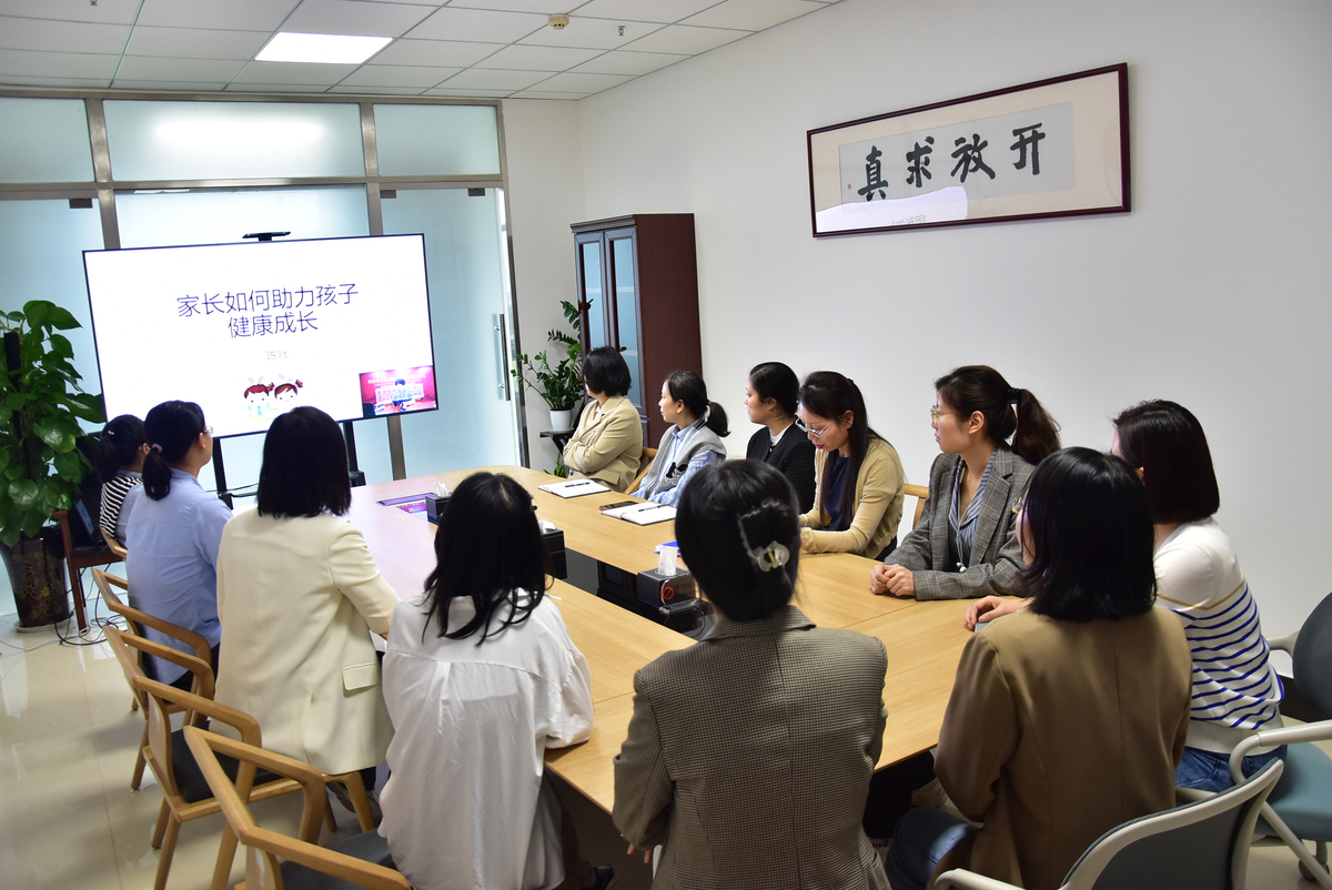 省行政审批政务信息管理局组织收看“省直机关第十四期女性大讲堂”