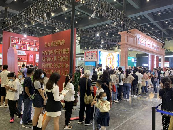 带着党旗打卡“中共一大纪念馆展馆” <br>扫二维码打开石库大门 博博会红色展馆受追捧