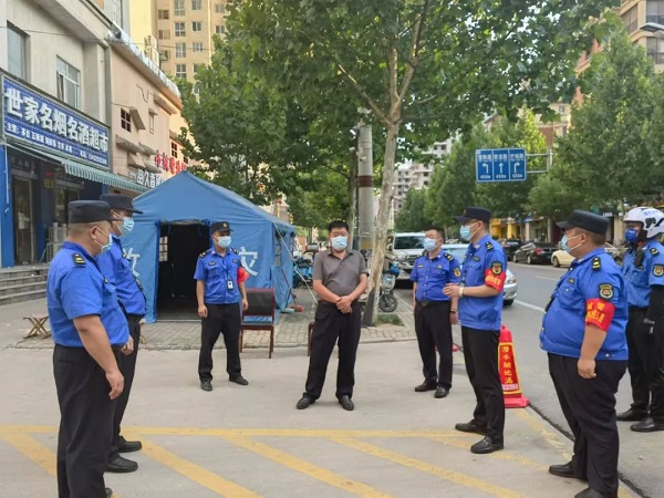 永城市城管局无惧“烤”验 “城管蓝”助力核酸检测显担当