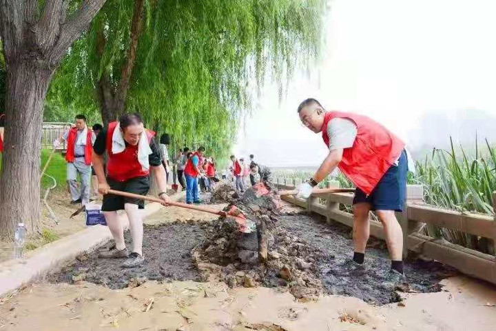 省人防办防汛抢险救灾党员志愿者服务队组织开展“全城清洁”行动