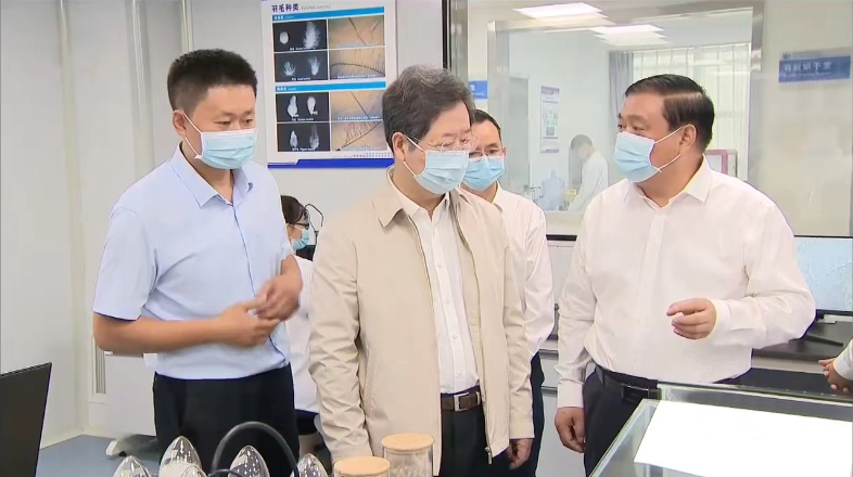 省委书记楼阳生到豫检集团省纤纺院有限公司与台前县共同筹建的国家羽绒制品质量检验检测中心开展调研