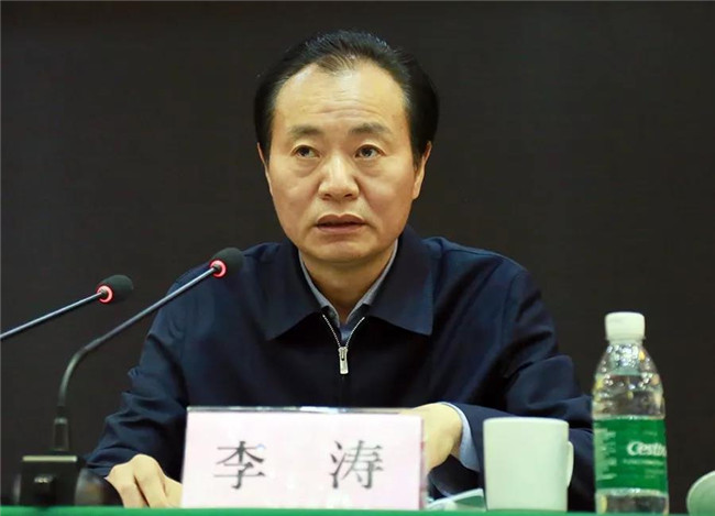 与会人员观看了《污染—陈新贵违法案件警示录》警示教育片,以案促改