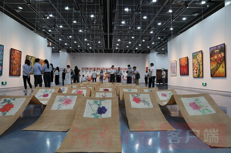 沸腾的乡村 长啥样 这个展览有shen动的描绘 足球推单是什么意思