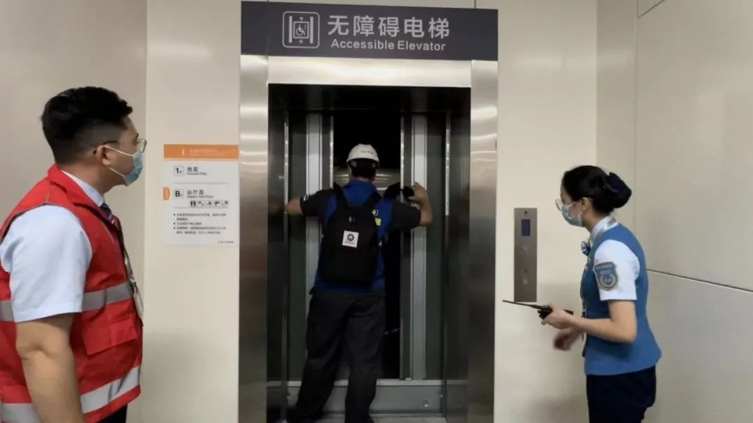 郑州开展电梯困人应急救援演练