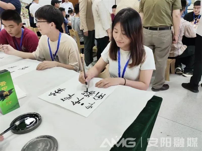 《舞动的汉字》：共同书写甲骨文字 感悟中华传统文化