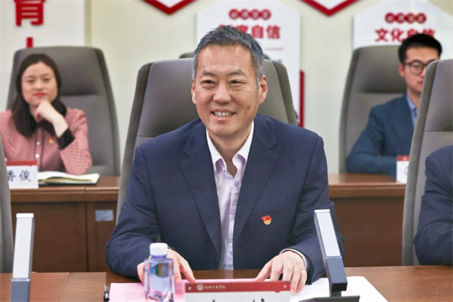 郑州工商学院党委书记杨培主持座谈会杨培表示,本次