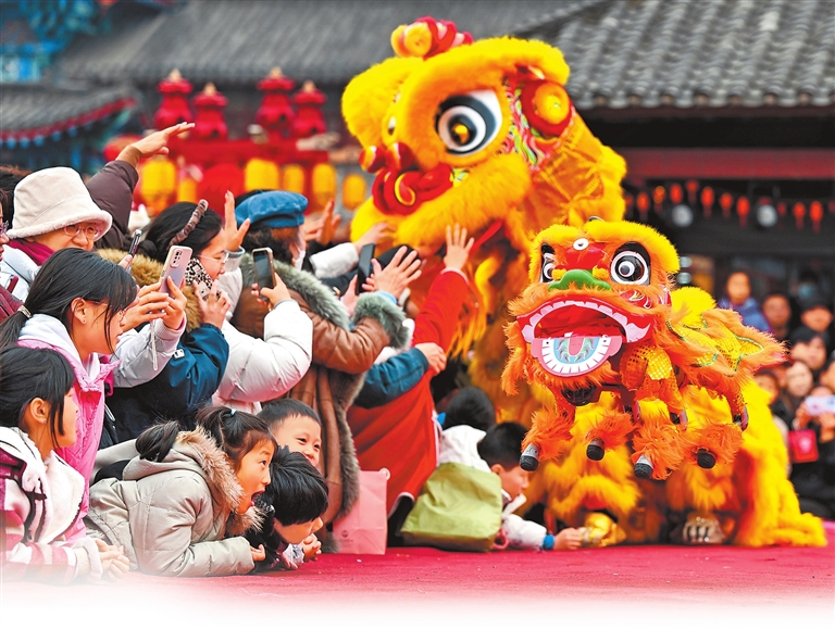 Robotic dogs perform lion dance in Kaifeng