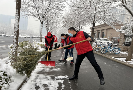 省发展改革委组织开展除冰扫雪志愿服务活动