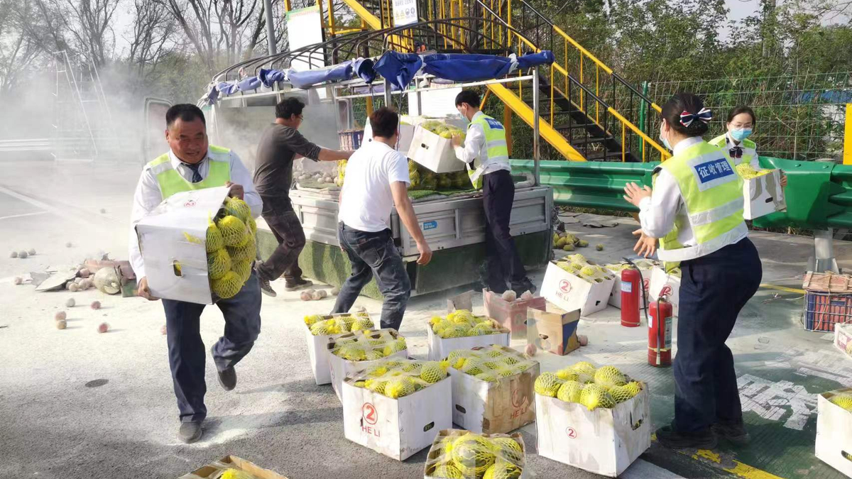 [河南卫视]货车冒烟仍行驶，收费员5分钟教科式灭火降低损失