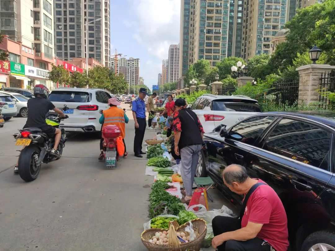 写好“早”文章 延长“晚”服务——信阳城管当好“护航员”用心扮靓城市环境