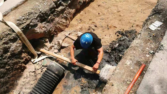 河南平顶山：开挖暖气地沟“顺手”解决雨水管道堵塞