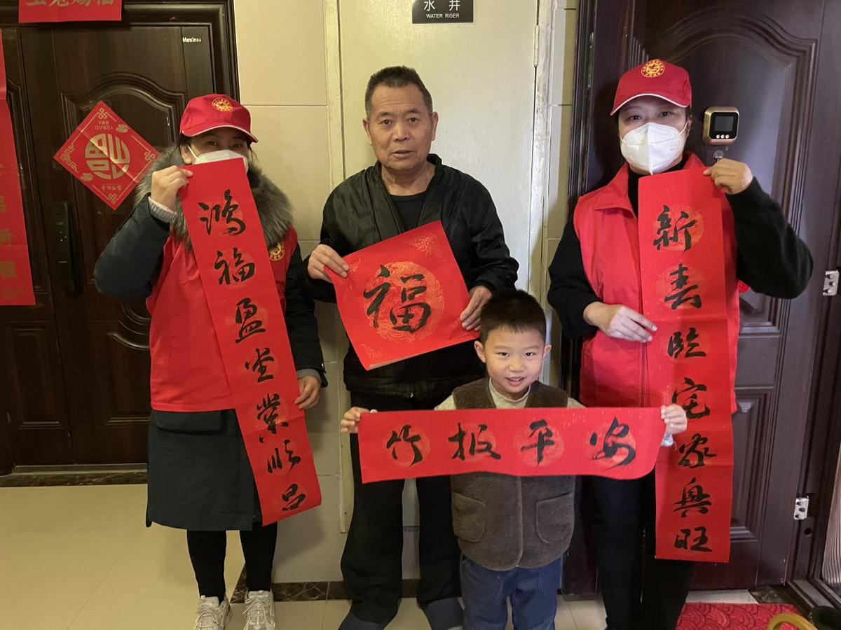 省行政审批政务信息管理局组织开展写春联送祝福活动