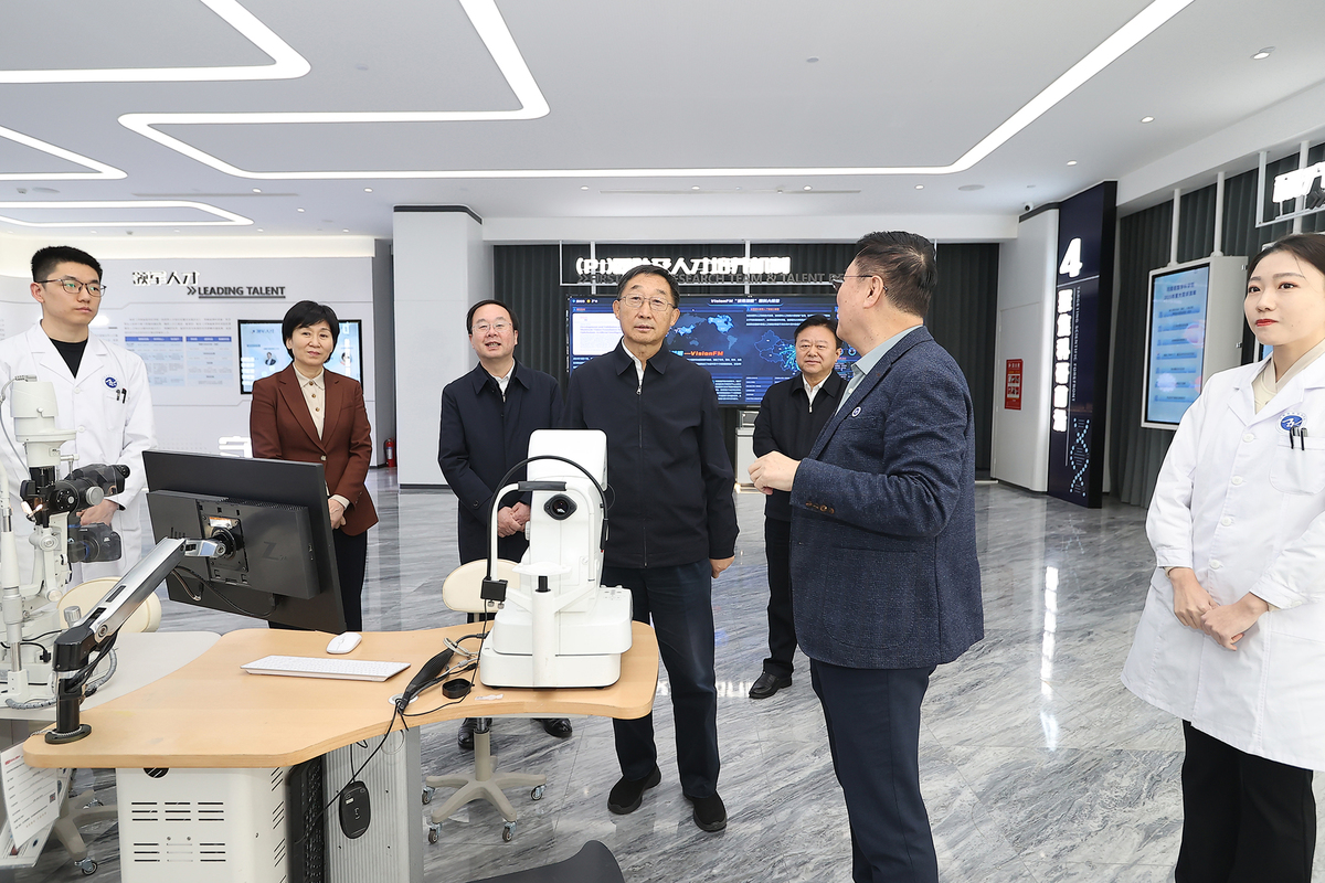 刘宁调研教育科技人才工作并看望慰问专家
