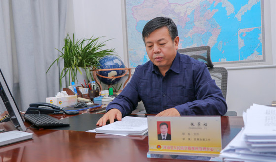 "三治共融"形象标兵:张景福"三治共融"形象标兵:李红"三治共融"形象